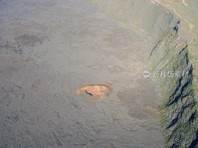 乌尔姆航班在留尼汪岛上空。火山Piton de la Fournaise的观点。